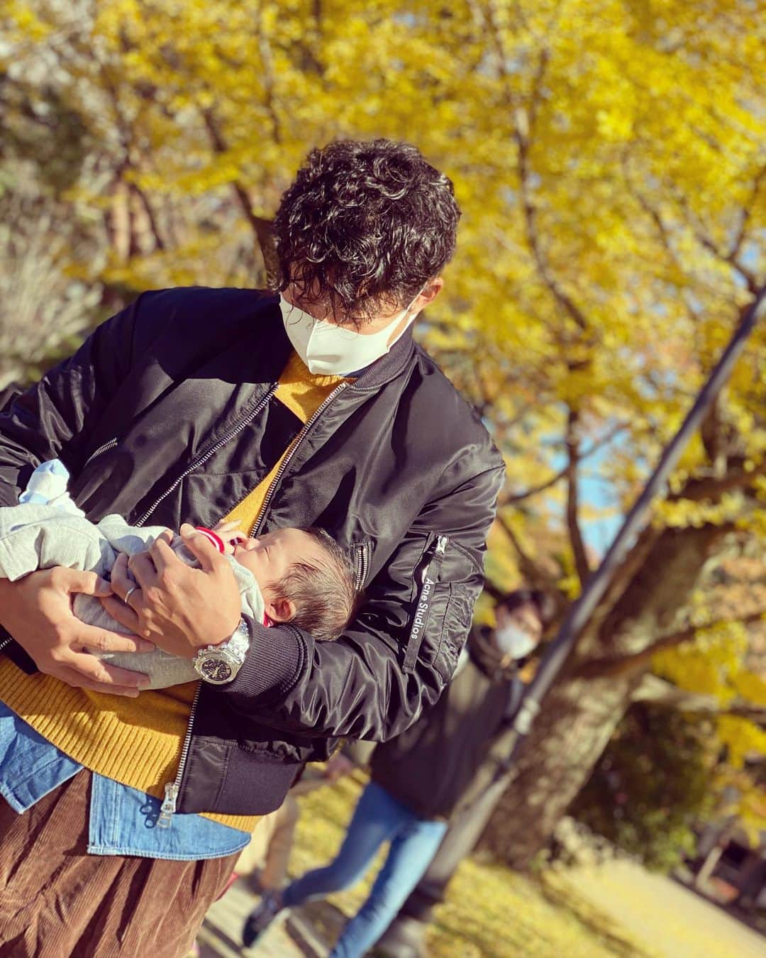 森原康平のインスタグラム：「29歳になりました。 応援して下さっている皆さん、 いつもありがとうございます！！ 野球人としても、 社会人としても、 そして新たに父としても、 さらなる高みを目指して頑張ります💪 変わらずよろしくお願いします😉 . . #森原康平 12.26 . . 秋に仙台で撮った写真📸 可愛い男の子です👶🏻」