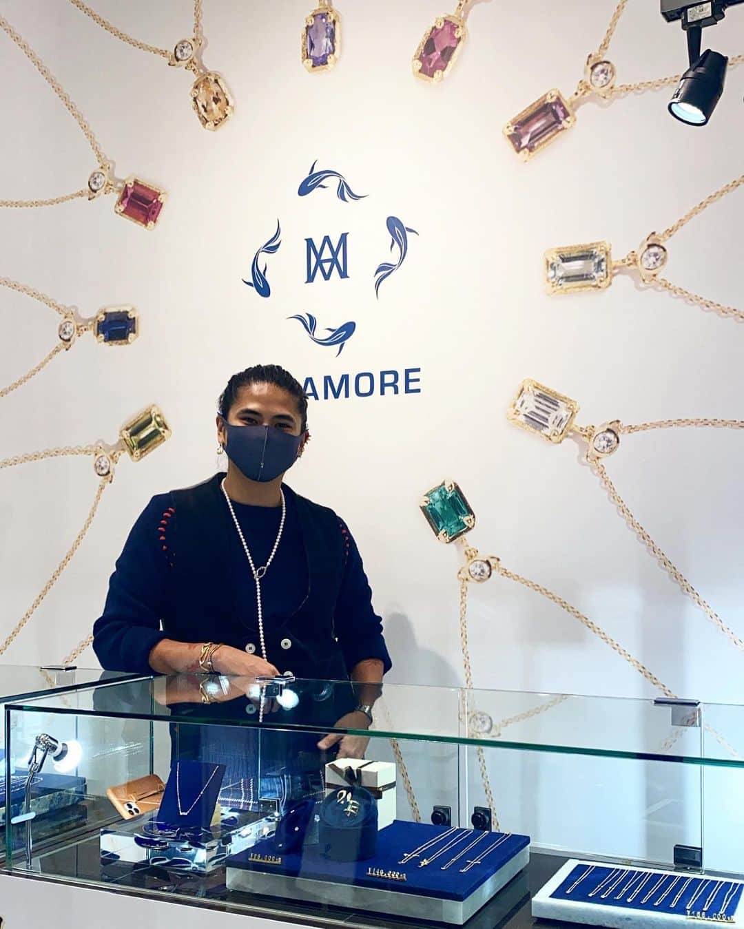 稲木ジョージのインスタグラム：「Two holiday pop-ups in Tokyo and Osaka was SUCCESFUL👏🕺 Record breaking sales and lots of new clients!!! I can finally sleep 8 hours a day lol thank you thank you!! 大阪、東京同時ポップアップが終わり、昨日6週間ぶりによく眠れました🙈 ブランドが立ち上がって20ヶ月しか経ってないけど、徐々に顧客様が増え、初めてジュエリーを身につけるブランドがミラモアです！と言ってくださる男性のお客様も増えて感激すぎ😭 自分がデザインしたジュエリーと、ストーリーに共感できる人たちが世界中にいて、ブランドと価値を作り上げる喜びをしめてしまいました🕺✨さすがに疲労困憊なので、鍼とマッサージをがっつりし、休みまーす！ 明日は、卒業生と看板娘たちと片付けをして一年を締めたいと思います🙇🏿‍♂️あと数件大事なミーティングがあるけど、大丈夫っしょ😛🕺 年明け早々、ビジュアル撮影がニューヨークにあるので、インプットもしていきたいなと🌬」