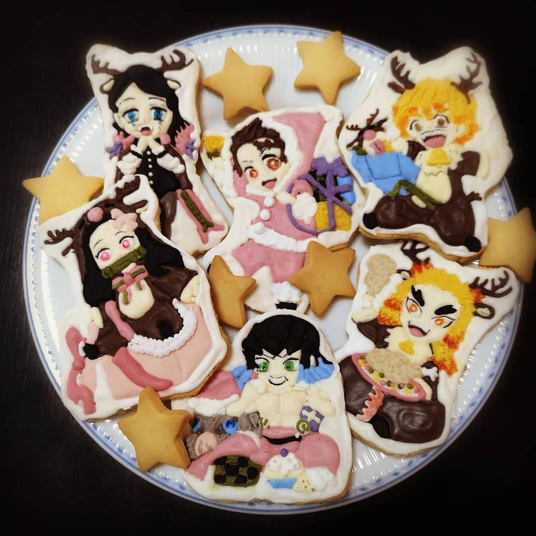 彩歌しおんさんのインスタグラム写真 - (彩歌しおんInstagram)「⭐クリスマスケーキ⭐ 皆さんはどんなクリスマスをお過ごしに、なりましたか？！  今年のクリスマスケーキリクエストは #鬼滅の刃無限列車編 のケーキ🍰 子供達にロールケーキを作ってもらいそれをベースにパーツクッキーを一緒に焼いてチョココーティング👦 アイシングクッキーは着色料不使用のナチュラルアイシングクッキーで作りました💓 色合いがかわいい🎀かな？！  息子達のクッキーは後回しになっちゃったから夜に作ってクリスマスは眠いクリスマスだったけど✨😂✨ 喜んでる顔見たら目覚める💓😂💓  #鬼滅の刃 #鬼滅クリスマス #鬼滅の刃好きな人と繋がりたい #鬼滅の刃ケーキ #鬼滅の刃好き  #アイシングクッキー #着色料不使用アイシングクッキー  #着色料不使用クッキー  #ナチュラルアイシングクッキー #キャラクタークッキー #天然色素アイシングクッキー教室  #天然色素アイシング  #Ahbonheur #ママメイド #手作りケーキ #手作りクッキー #汽車 #汽車ケーキ #icingcookie」12月26日 9時48分 - shion_arisa