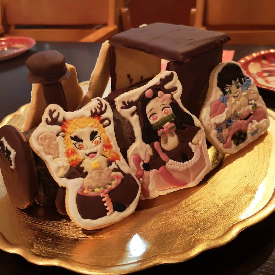 彩歌しおんさんのインスタグラム写真 - (彩歌しおんInstagram)「⭐クリスマスケーキ⭐ 皆さんはどんなクリスマスをお過ごしに、なりましたか？！  今年のクリスマスケーキリクエストは #鬼滅の刃無限列車編 のケーキ🍰 子供達にロールケーキを作ってもらいそれをベースにパーツクッキーを一緒に焼いてチョココーティング👦 アイシングクッキーは着色料不使用のナチュラルアイシングクッキーで作りました💓 色合いがかわいい🎀かな？！  息子達のクッキーは後回しになっちゃったから夜に作ってクリスマスは眠いクリスマスだったけど✨😂✨ 喜んでる顔見たら目覚める💓😂💓  #鬼滅の刃 #鬼滅クリスマス #鬼滅の刃好きな人と繋がりたい #鬼滅の刃ケーキ #鬼滅の刃好き  #アイシングクッキー #着色料不使用アイシングクッキー  #着色料不使用クッキー  #ナチュラルアイシングクッキー #キャラクタークッキー #天然色素アイシングクッキー教室  #天然色素アイシング  #Ahbonheur #ママメイド #手作りケーキ #手作りクッキー #汽車 #汽車ケーキ #icingcookie」12月26日 9時48分 - shion_arisa