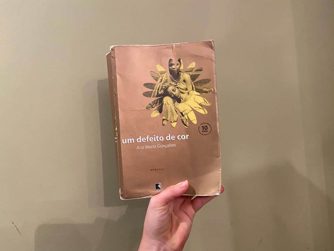 Alice Wegmannのインスタグラム：「aqui está um grande tesouro: uma leitura que talvez não acabe nunca, porque vai pralém de todas as páginas. a história de uma mulher preta, escravizada, e de um Brasil que o Brasil ignora. para que possamos cuidar do nosso país, é preciso conhecê-lo melhor, e é preciso fortalecer esse interesse. muita gente já tinha me dito que a gente é uma pessoa antes e outra depois de o ler, e dentre tantas despedidas desse livro grande, me despeço de um pouco de mim também, para dar espaço a uma Alice mais comprometida com o presente e o futuro. comecei esse livro uma semana depois de chegar da bahia, onde visitei a casa de Jorge Amado no Rio Vermelho e saí de lá com um único livro debaixo do braço, pela curiosidade: “Bahia de todos os santos - guia de ruas e mistérios”. li, indiquei pra um amigo, veio a quarentena e finalmente peguei “Um Defeito de Cor”. a introdução dele fala sobre serendipidade citando aquele mesmo livro de Jorge, e logo ali notei a confirmação de que era a hora de Kehinde falar comigo. agora, através desse post, torço pra que esse livro também chegue mais até vocês. obrigada Ana Maria Gonçalves pela determinação de contar essa história tão importante. leiam #UmDefeitoDeCor.」