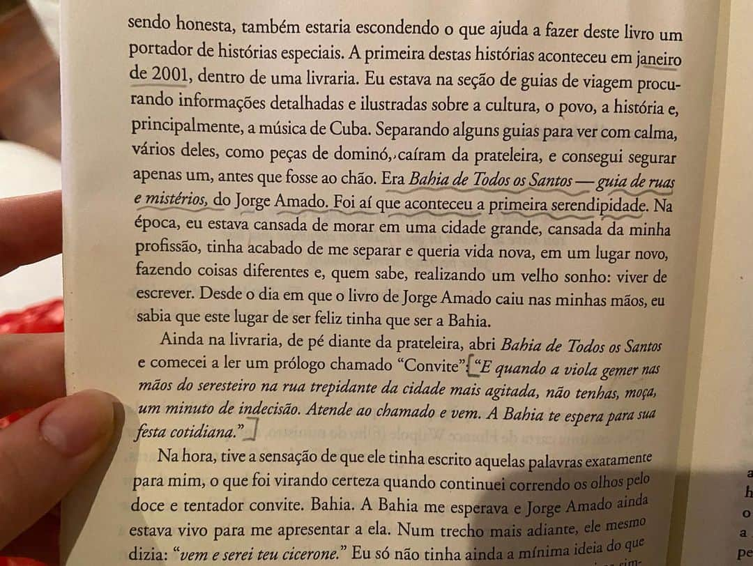 Alice Wegmannさんのインスタグラム写真 - (Alice WegmannInstagram)「aqui está um grande tesouro: uma leitura que talvez não acabe nunca, porque vai pralém de todas as páginas. a história de uma mulher preta, escravizada, e de um Brasil que o Brasil ignora. para que possamos cuidar do nosso país, é preciso conhecê-lo melhor, e é preciso fortalecer esse interesse. muita gente já tinha me dito que a gente é uma pessoa antes e outra depois de o ler, e dentre tantas despedidas desse livro grande, me despeço de um pouco de mim também, para dar espaço a uma Alice mais comprometida com o presente e o futuro. comecei esse livro uma semana depois de chegar da bahia, onde visitei a casa de Jorge Amado no Rio Vermelho e saí de lá com um único livro debaixo do braço, pela curiosidade: “Bahia de todos os santos - guia de ruas e mistérios”. li, indiquei pra um amigo, veio a quarentena e finalmente peguei “Um Defeito de Cor”. a introdução dele fala sobre serendipidade citando aquele mesmo livro de Jorge, e logo ali notei a confirmação de que era a hora de Kehinde falar comigo. agora, através desse post, torço pra que esse livro também chegue mais até vocês. obrigada Ana Maria Gonçalves pela determinação de contar essa história tão importante. leiam #UmDefeitoDeCor.」12月26日 9時47分 - alicewegmann