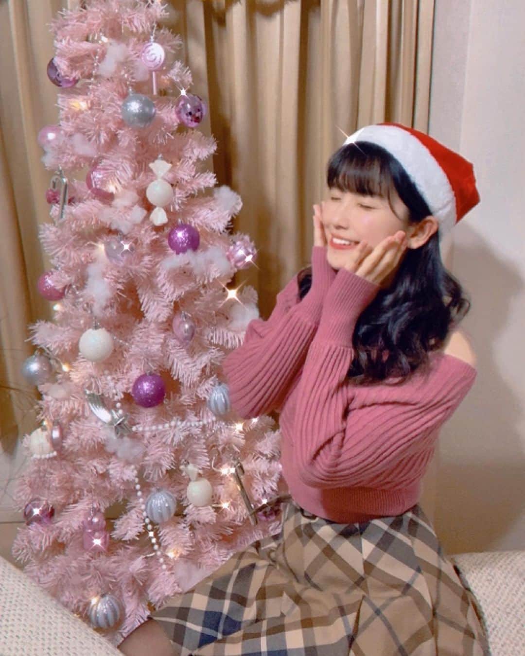 のインスタグラム：「おはようございますっ！！  ふふふ、まだクリスマスを引きずっているわたし〜…というかきのう写真アップしきれなかった……🥲 せっかくなのでツリーに合わせたピンククリスマスコーデ！あげておきます💘☃  事務所からの放プリメンバークリスマスパーティ配信、楽しかったなぁ💭💭💭😴🎁🎅  #放プリ生き字引から #大先生というあだ名も加わりました #これからもずっと私のツリーでいてください🥺❤️#ふふふふ #メリークリスマス でした🎄🎁✨🌙.*·̩͙」