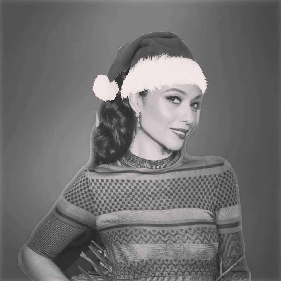 ジーン・トリプルホーンのインスタグラム：「#happyholidays #merrychristmas #feliznavidad  #auguri #bonnefete #joyeuxnoel  #buonnatale #jwayenwèl」