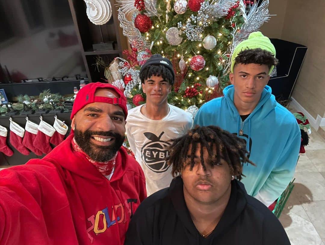 カルロス・ブーザーのインスタグラム：「Merry Christmas 🎄...  From Our Family To Yours, Happy Holidays!!! Family Over Everything!!! #HOLDAT」