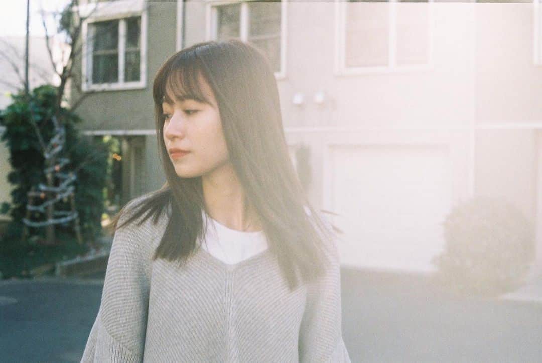 MELLOWのインスタグラム：「@agu_miss205   重さと軽さのバランス💫  【stylist: @mellow_watarutakagi】 . .  . Takagiお客様hair →@mellow_takagi_customer_hair . . 【takagiモデルヘア】⇨#MELLOWtakagihair . . 【メニュー】 カット＋カラー . 【Mellowのお客様ヘアスタイル】⇨@mellow.hair.style . . . . . . . . . . #mellowsalon#髪型#カラー #グレージュカラー#寒色系#透明感カラー#外国人風#グレーカラー#外国人風カラー #アッシュカラー #ハイライトカラー#ブリーチハイライト#レイヤーhair#hairstyleデザインカラー#透け感カラー #表参道美容院#外国人風カット #美容院#原宿美容院#抜け感ヘア#MELLOWmediumhair#sustainable#sustainablesalon#ethical#サスティナブル」