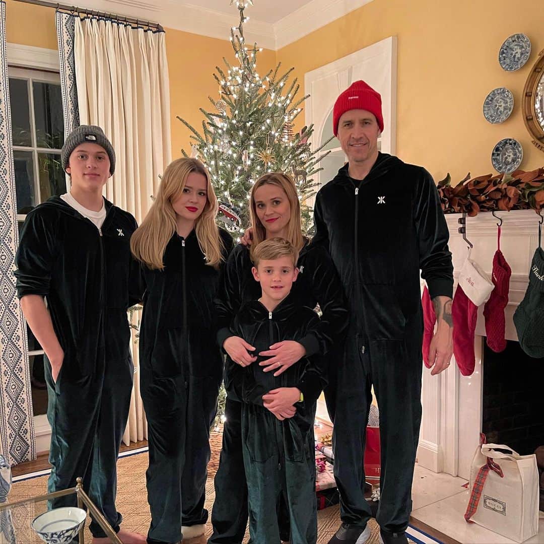 リース・ウィザースプーンのインスタグラム：「Merry Christmas from our family to yours! 🥰💫🎄*it only took about 1 hour, 2 bribes and 3 retakes to get all these people in one picture *a small Christmas miracle for MOM😁」