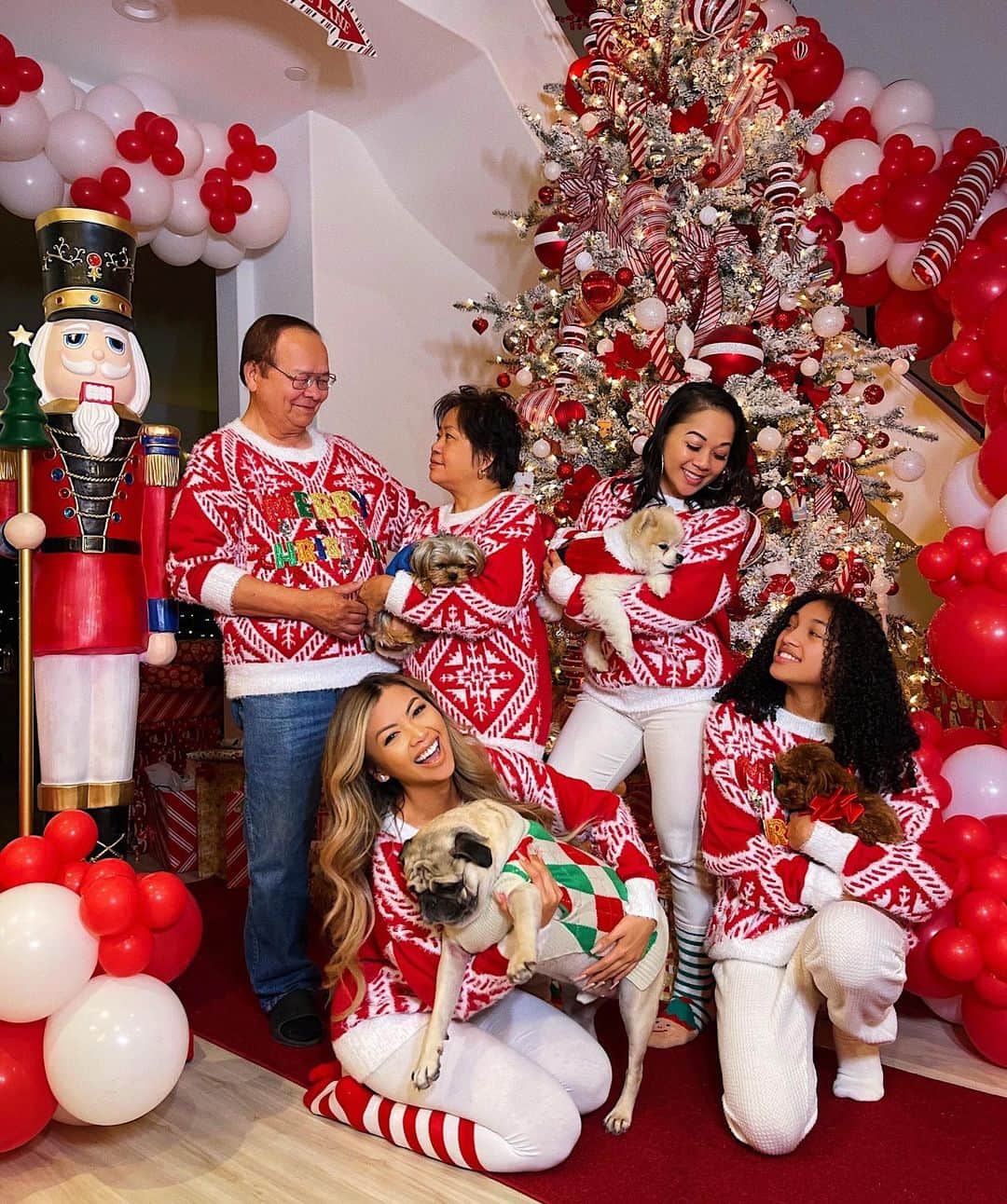 リアン Vのインスタグラム：「First Christmas in my new home! 🎄🎁I’ve always dreamed of decorating my home like this! 😍 Feeling so blessed 🙏🏽 and also so grateful for all of you! Sending love and positive vibes from my family to yours! 🤗❤️ #MerryChristmas   Balloons: @skyballoonbar」
