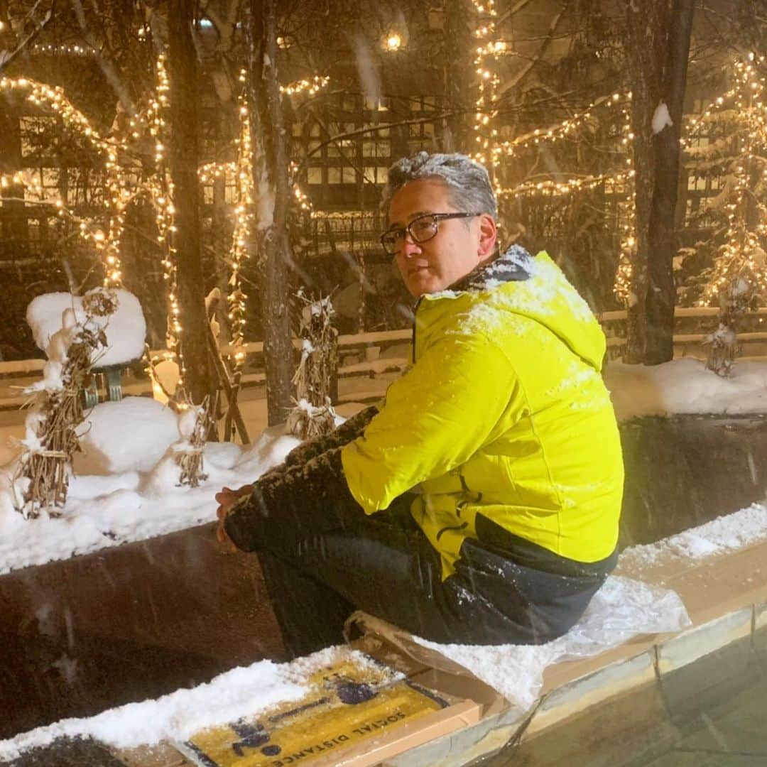 北海道放送「今日ドキッ!」さんのインスタグラム写真 - (北海道放送「今日ドキッ!」Instagram)「ちなみに… 最終日は中継先からだったグッチーさん🙋‍♀️ スタジオ組が最後のご挨拶を終えたそのころ、 定山渓の足湯で足元はあったか♨️ でも頭には雪が…⛄️  みなさん！ これがホンモノのオトナの背中ですよ😁  #グッチー さん #今日ドキッ  #大人の魅力  #我れらがメインMC  #よいお年をお迎えください🎍」12月26日 10時02分 - hbc_kyodoki