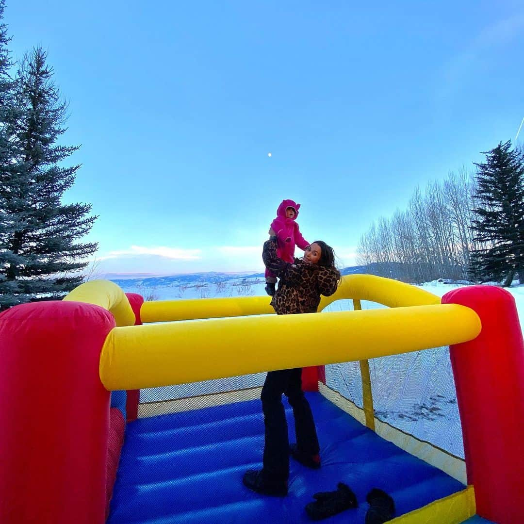 ニッキー・シックスさんのインスタグラム写真 - (ニッキー・シックスInstagram)「Santa ( @how2girl ) really nailed it with this blow up bouncer for Ruby. #whitechristmas  YES WE KNOW IT will be buried under 5 feet of snow at some point but just think it will ready to go again next spring.」12月26日 10時02分 - nikkisixxpixx