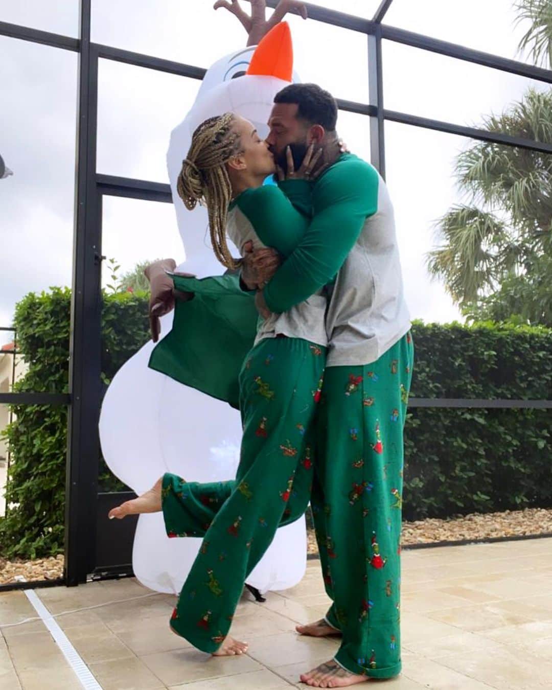 ジャスミン・サンダースのインスタグラム：「Merry Christmas and Happy Holidays from us to you ❤️🙏🏽🎄 @anthony.rhoades」