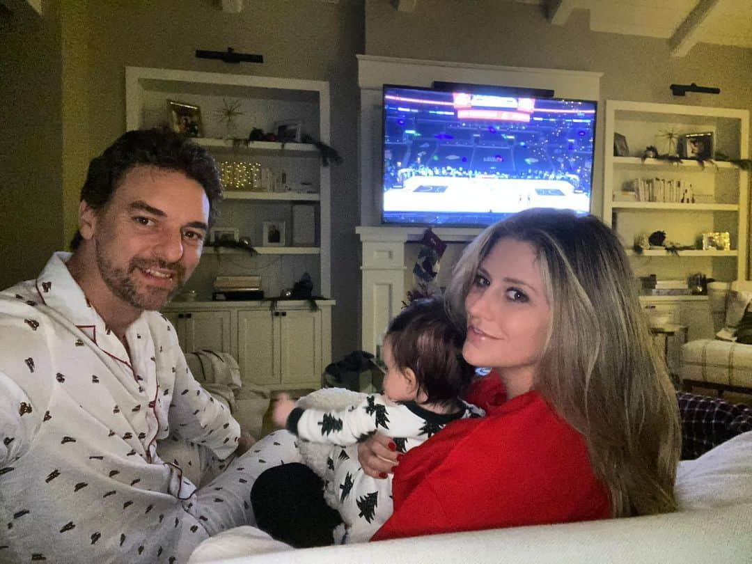 パウ・ガソルさんのインスタグラム写真 - (パウ・ガソルInstagram)「Enjoying our #Christmas at home watching... #NBAonChristmas @lakers against @dallasmavs! Let’s gooooo! #FamilyTime #ElliesFirstChristmas」12月26日 10時15分 - paugasol