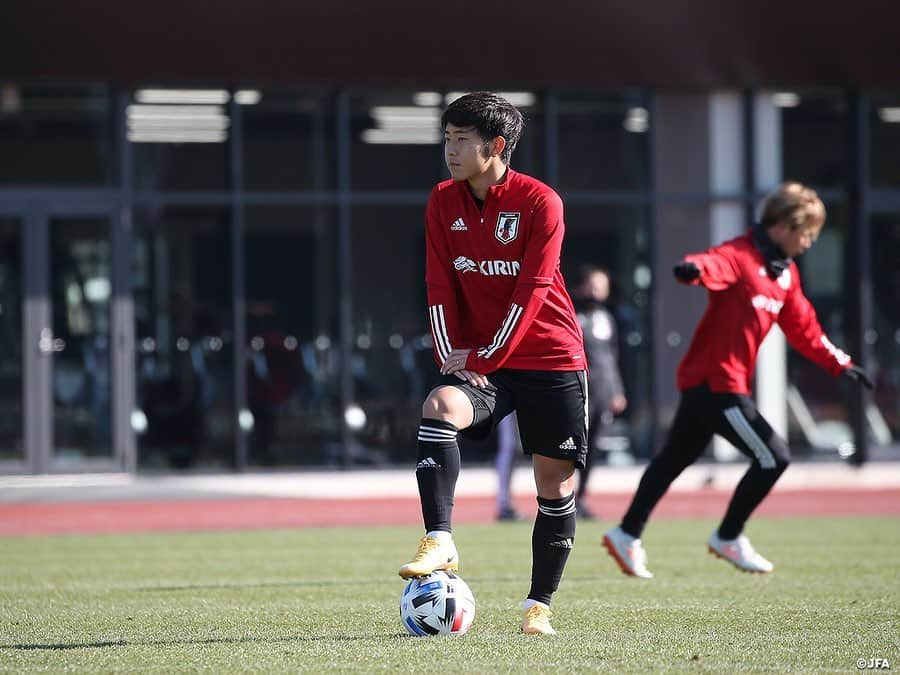 日本サッカー協会さんのインスタグラム写真 - (日本サッカー協会Instagram)「【2020.12.25 Training③📸】#U23日本代表 候補は25日(金)、千葉県の#高円宮記念JFA夢フィールド でのキャンプ4日目を迎えました。  セットプレイの練習後にはシュートなど、各自がそれぞれのトレーニングに取り組みました。  終了後も多くの選手がランニングをしながら、ピッチに座り込みながら、言葉を交わしコミュニケーションを深めていました。  ✅活動の様子は#JFATV （YouTube）で公開中の#TeamCam で詳しくお届けしています。ぜひそちらもご覧ください。  #daihyo #JFA」12月26日 10時09分 - japanfootballassociation