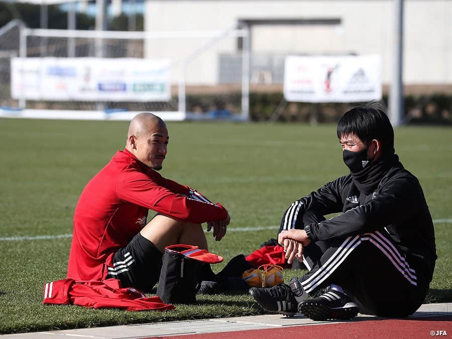 日本サッカー協会さんのインスタグラム写真 - (日本サッカー協会Instagram)「【2020.12.25 Training③📸】#U23日本代表 候補は25日(金)、千葉県の#高円宮記念JFA夢フィールド でのキャンプ4日目を迎えました。  セットプレイの練習後にはシュートなど、各自がそれぞれのトレーニングに取り組みました。  終了後も多くの選手がランニングをしながら、ピッチに座り込みながら、言葉を交わしコミュニケーションを深めていました。  ✅活動の様子は#JFATV （YouTube）で公開中の#TeamCam で詳しくお届けしています。ぜひそちらもご覧ください。  #daihyo #JFA」12月26日 10時09分 - japanfootballassociation