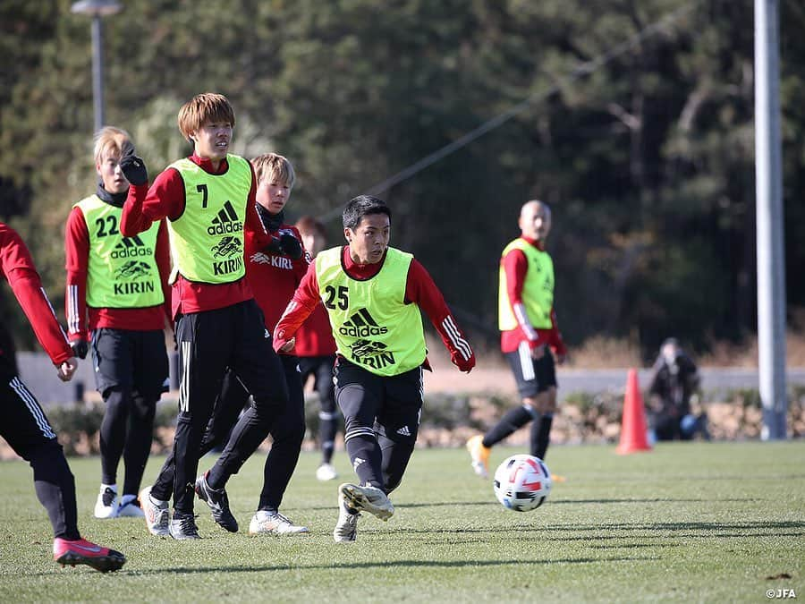 日本サッカー協会さんのインスタグラム写真 - (日本サッカー協会Instagram)「【2020.12.25 Training③📸】#U23日本代表 候補は25日(金)、千葉県の#高円宮記念JFA夢フィールド でのキャンプ4日目を迎えました。  セットプレイの練習後にはシュートなど、各自がそれぞれのトレーニングに取り組みました。  終了後も多くの選手がランニングをしながら、ピッチに座り込みながら、言葉を交わしコミュニケーションを深めていました。  ✅活動の様子は#JFATV （YouTube）で公開中の#TeamCam で詳しくお届けしています。ぜひそちらもご覧ください。  #daihyo #JFA」12月26日 10時09分 - japanfootballassociation