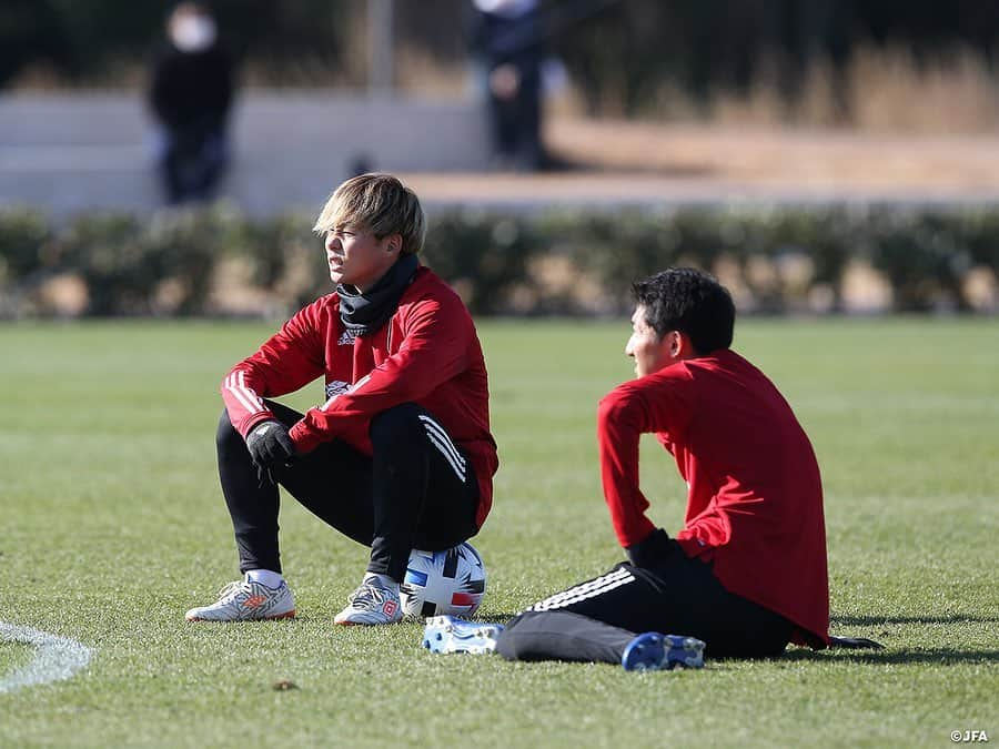 日本サッカー協会さんのインスタグラム写真 - (日本サッカー協会Instagram)「【2020.12.25 Training③📸】#U23日本代表 候補は25日(金)、千葉県の#高円宮記念JFA夢フィールド でのキャンプ4日目を迎えました。  セットプレイの練習後にはシュートなど、各自がそれぞれのトレーニングに取り組みました。  終了後も多くの選手がランニングをしながら、ピッチに座り込みながら、言葉を交わしコミュニケーションを深めていました。  ✅活動の様子は#JFATV （YouTube）で公開中の#TeamCam で詳しくお届けしています。ぜひそちらもご覧ください。  #daihyo #JFA」12月26日 10時09分 - japanfootballassociation