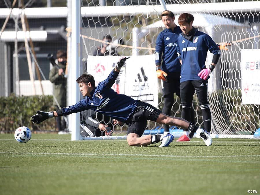 日本サッカー協会さんのインスタグラム写真 - (日本サッカー協会Instagram)「【2020.12.25 Training③📸】#U23日本代表 候補は25日(金)、千葉県の#高円宮記念JFA夢フィールド でのキャンプ4日目を迎えました。  セットプレイの練習後にはシュートなど、各自がそれぞれのトレーニングに取り組みました。  終了後も多くの選手がランニングをしながら、ピッチに座り込みながら、言葉を交わしコミュニケーションを深めていました。  ✅活動の様子は#JFATV （YouTube）で公開中の#TeamCam で詳しくお届けしています。ぜひそちらもご覧ください。  #daihyo #JFA」12月26日 10時09分 - japanfootballassociation