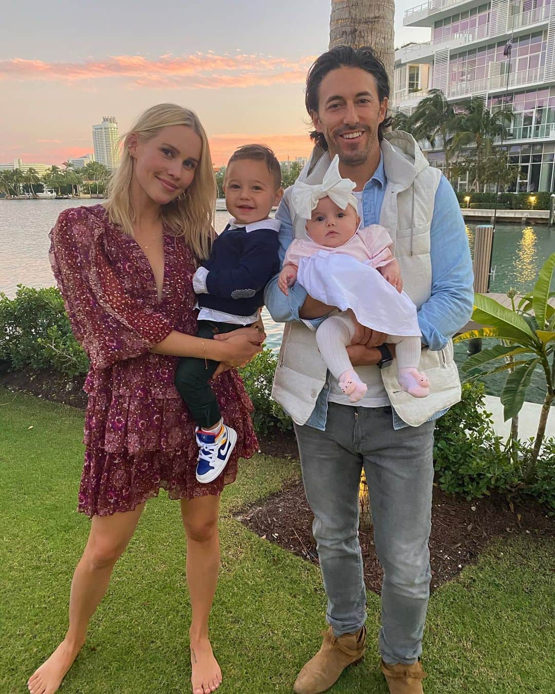 クレア・ホルトのインスタグラム：「It’s a Christmas miracle - we finally got a family photo!!! Hope everyone had a beautiful day! ❤️🎄」