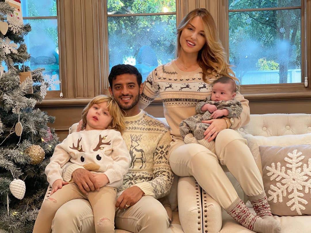 カルロス・ベラのインスタグラム：「Feliz navidad 🤍」