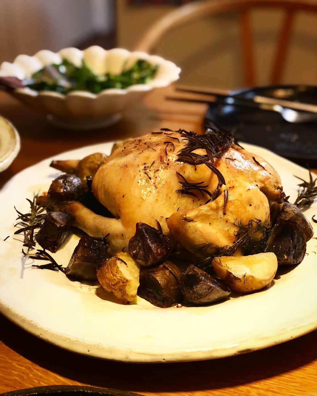 二ノ宮和佳子のインスタグラム：「Merry X’mas 🎄 昨夜は仕事後に家でクリスマスディナー 友達も来てくれて、息子も楽しそう 🎅さんからのプレゼントにも大喜び クリスマスって、サイコーだね♡  皆さんは、どんなクリスマスを過ごされましたか？  #xmas #dinner #wine」
