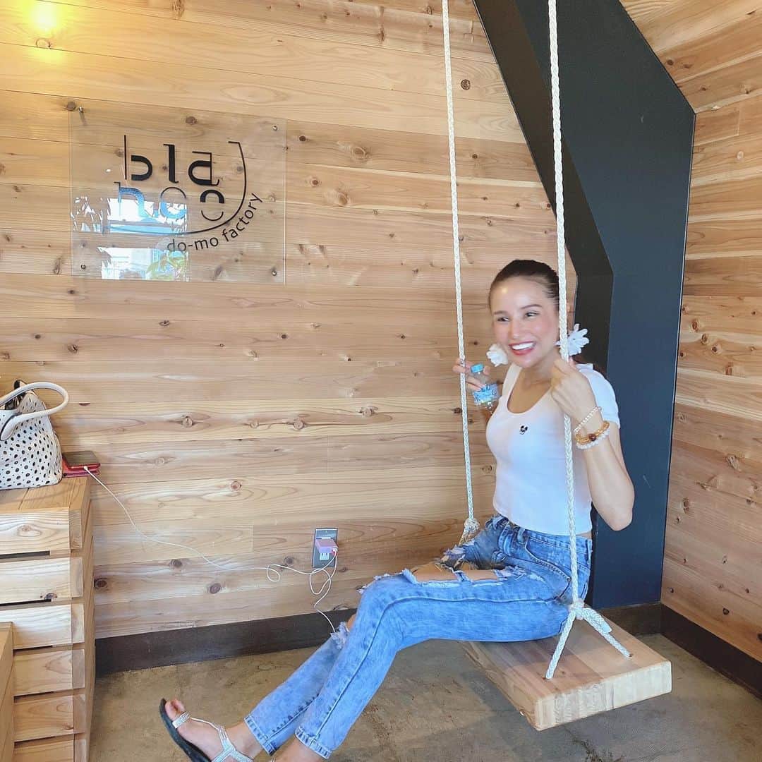 のインスタグラム：「・ ・ ・ おうちにこんな ブランコあったらいいな💛 思い切り漕いだら 家崩壊しちゃう笑 ・ 寒くて寒くて 投稿写真が恋しい 夏になちゃうw ・ いきみすぎずに 軽やかステップで いこぉ〜🧚‍♀️🎵✨ 🧚‍♀️いつもみんなの笑顔のおかげで #世の為人の為 #follow#happy ##スピリチュアル #ヒーリング#music #japan#cute #sexy#love#🇯🇵 #dance #followme #thankyou  #goodtime #enjoy #enjoylife #❤️ #japanesegirl #instagram#楽しみたい #smile#like4like#自然 #心から#ピカピカ #夏 #感謝#魔法」