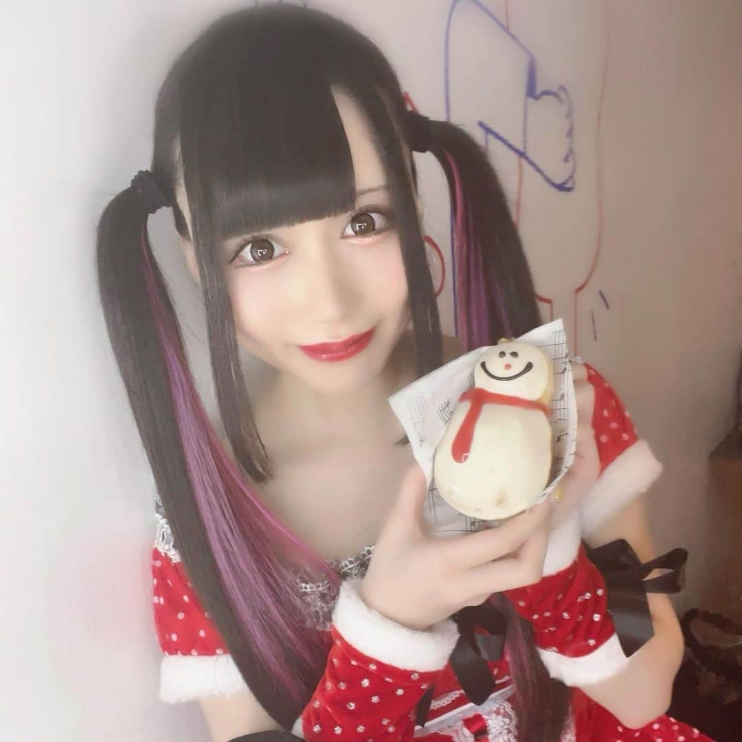 雪白はるかさんのインスタグラム写真 - (雪白はるかInstagram)「୨୧ *。 . . プレゼントなにがほしい？ . . #アイドル #地下アイドル #地下アイドル好きな人と繋がりたい #乃木坂46好きな人と繋がりたい #自撮り #自撮り女子 #自撮り界隈 #地雷 #地雷女 #地雷女子 #ツインテール #インナーカラー #インナーカラーピンク #インナーカラーパープル #クリスマス #メリークリスマス #christmas #merrychristmas #サンタ #サンタさん #サンタコス #コスプレ #隠しきれないヲタク #隠せないヲタク #雪だるま #ドーナツ #クリスピークリームドーナツ #followforfollowback #instagood #instalike」12月26日 10時16分 - haruka__hs