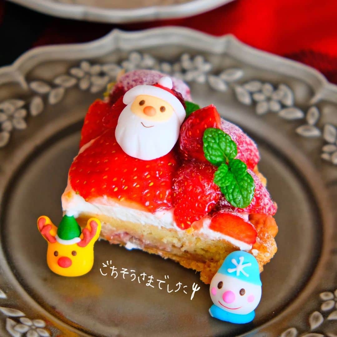 なっつ。さんのインスタグラム写真 - (なっつ。Instagram)「2020.12.26.Saturday クリスマスケーキは 『#woldpastries』さんの いちごタルト♬ ホールなんて幸せ過ぎる🥰 これでもかって程 いちご🍓が乗っててたまらない♡ しばらくじっくり眺めちゃうよね♡😆 美味しかったな🤤 ごちそうさまでした♬ ・ ・ ・ #メリークリスマス#merrychristmas#クリスマス#christmas」12月26日 10時16分 - punipopo