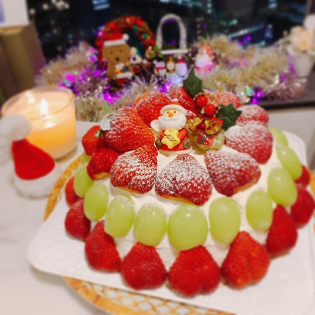 黒木美早のインスタグラム：「毎年クリスマスケーキどこの予約するか選ぶの大変だけど、今年の良かった💕 カットすると中もイチゴとシャインマスカットとマンゴーがごろごろ入ってて、ケーキだけどもフルーツメイン😊  #ケーキ#merrychristmas#クリスマスケーキ#クリスマスパーティー」