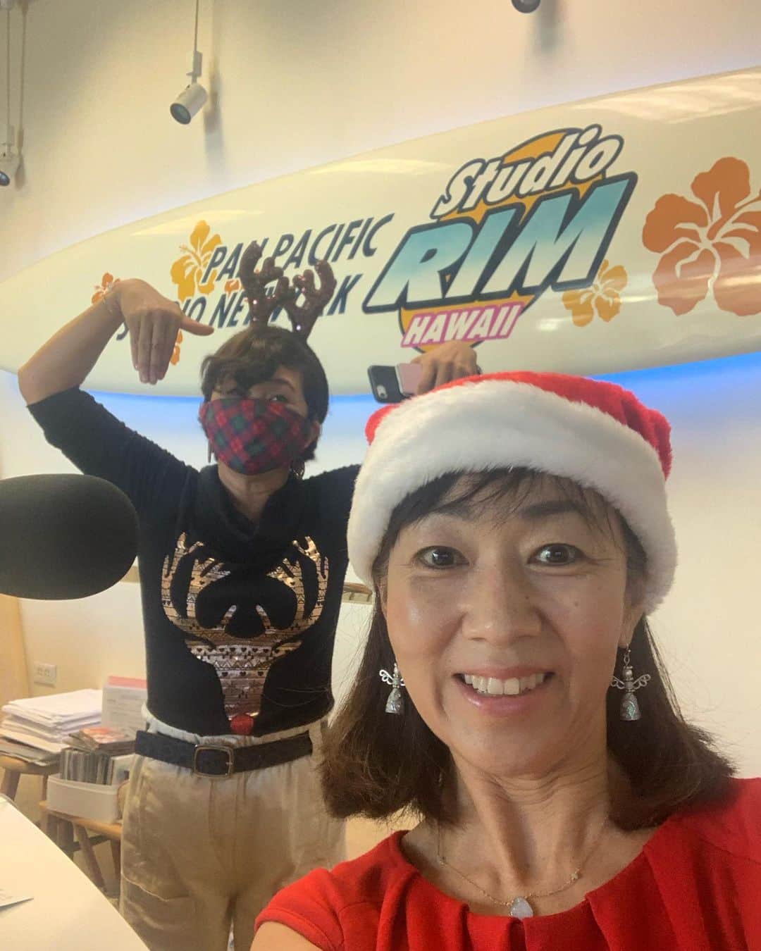 のインスタグラム：「@studiorimhawaii  12/24  ラジオ収録 ゲスト1  フラのことならおまかせ！ メリーモナークフラフェスティバルに出場経験のあるフラシスターが経営する 「Lei Pilina Hawaii」の プアナニさんとアロヒラニナオさん   ゲスト2   教えて！吉越　勁（Kei Yoshikoshi)先生。 職業はソフトウェアエンジニア。 Keiさんは、現在、シアトルからハワイにワーケション中 　#輝いているには理由がある #ラジオのお仕事 #ハワイライフ #ハワイ暮らし」