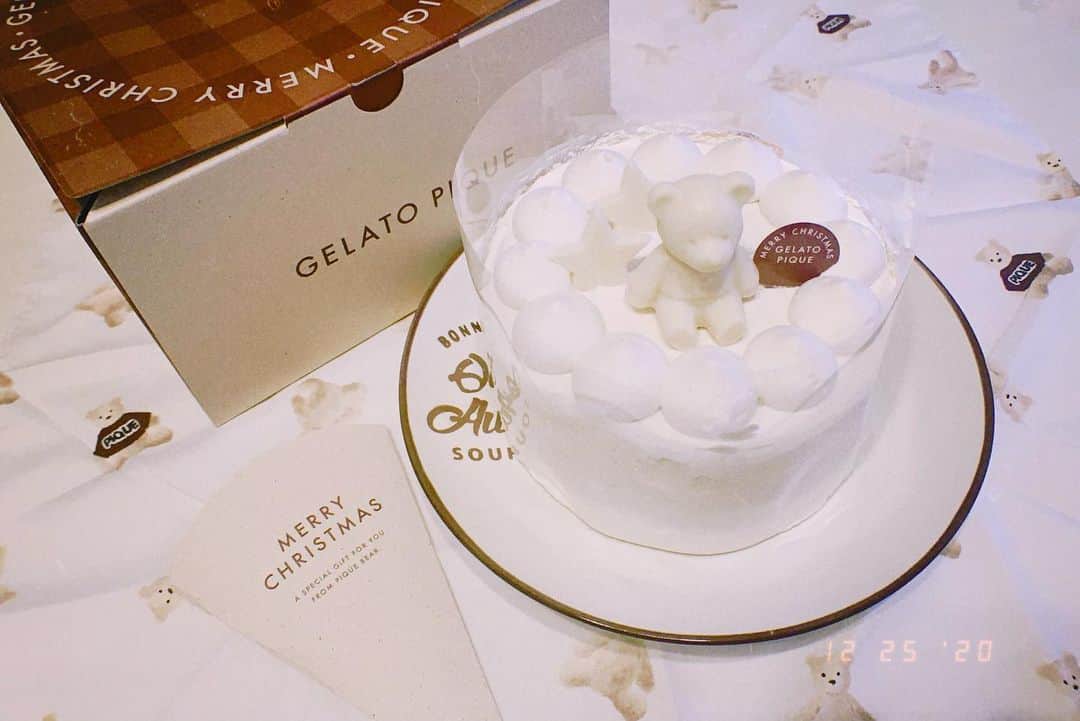 長澤佑香のインスタグラム：「﻿ GELATO PIQUE X'mas Cake🧸🎄﻿ 今年のクリスマスは、ジェラピケ初の﻿ クリスマスケーキを頼みました🎂❤️﻿ 紅茶のケーキで可愛くて美味しかった﻿ リールも更新したから見てね♡﻿ ﻿ クリスマスが終わって、、﻿ 今日から静岡 / 名古屋に遠征です✊🏻﻿ 向こうで会える人楽しもうね( *´꒳`*)੭"﻿ ﻿ #gelatopique #christmascake﻿ #ジェラートピケ #クリスマスケーキ」