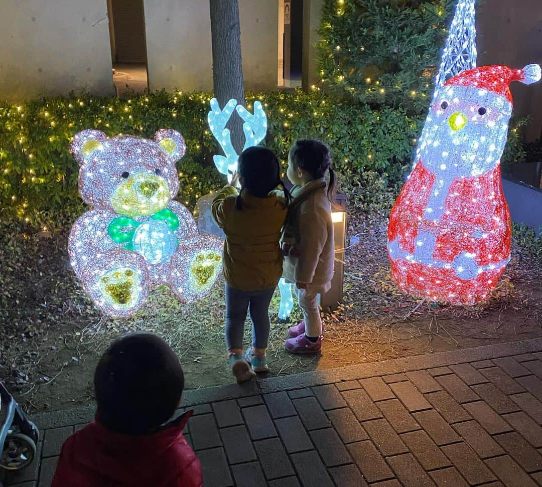 田中雅美さんのインスタグラム写真 - (田中雅美Instagram)「保育園のお友達と一緒に帰るのがすごく嬉しいみたい。  ・ ・ みんなの後ろ姿がとても可愛い♡  ・ ・ そして。テンション高め。  ・ ・  #保育園ありがたい #お友達と仲良し #テンション高めな帰り道」12月26日 10時33分 - tanakamasami_official