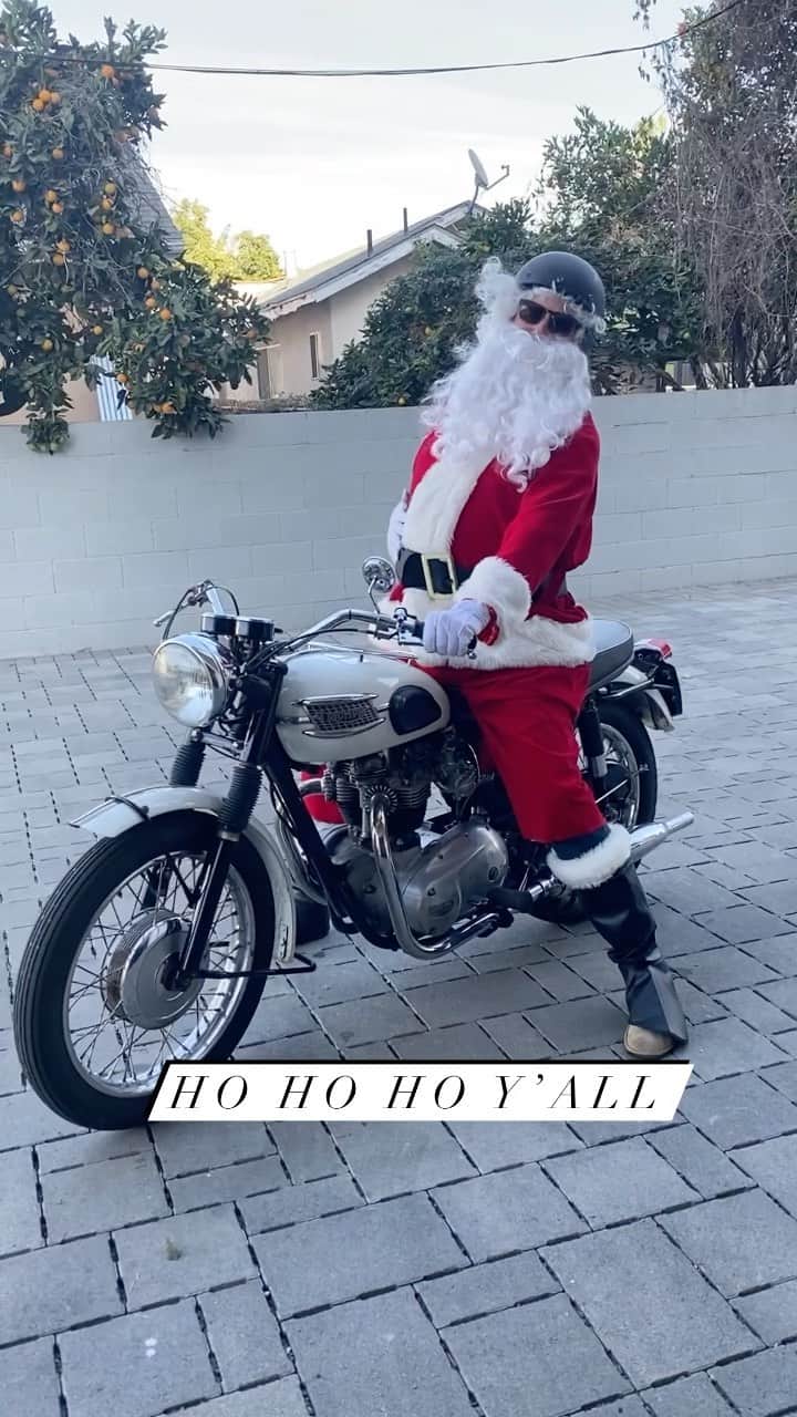 JO BAKERのインスタグラム：「Brits in LA ~ the @jeddsthomas spreading love and festive cheer... with his @officialtriumph chariot for a safe social distanced jolly!! @britsinla #britsinLA #badsanta @jg100 🎄✨#merrychri」
