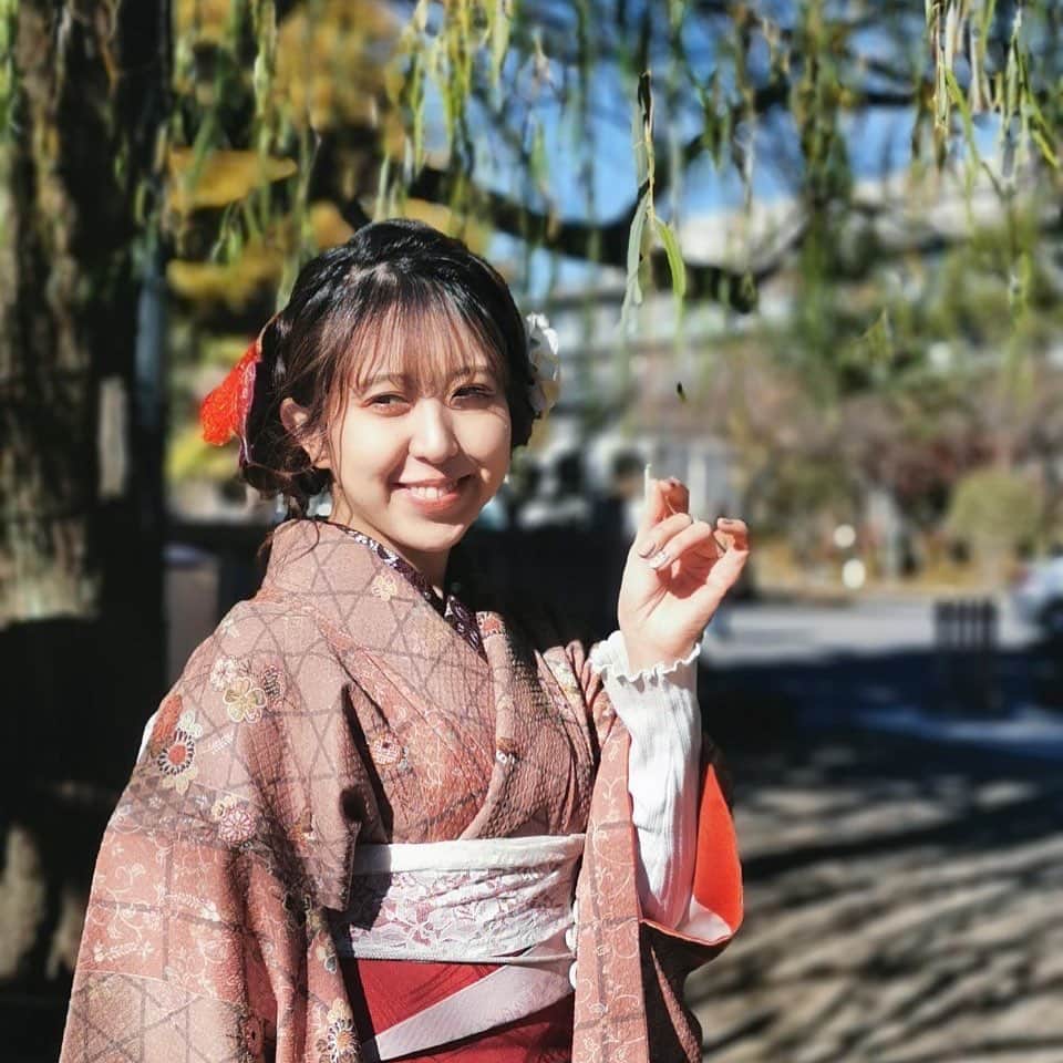 井上麗夢のインスタグラム：「【#女優酒庭】﻿ #１缶目「2020忘年会」﻿ ﻿ 2020このままじゃ終われない…！！ ﻿ ということで、急遽れむみわによる新しいアソビ酒庭企画しちゃいます!﻿ 今年の最後にみんなで二日酔いなろうよ🥂！﻿ ﻿ ﻿ ▶開催日 ﻿ 2020年12月27日﻿ ﻿ ▶タイムスケジュール ﻿ １杯目　13:00-15:00 ﻿ ２杯目　16:00-18:00 ﻿ ３杯目　19:30-21:30 ﻿ 各回L.O30分前﻿ ﻿ ※最初の30分間は公開飲み会生放送となります ﻿ ※会場入庭の方はその場で一緒に飲みながら ﻿ 閲覧できます。差し入れドリンク大歓迎♡﻿ ﻿ ﻿ ▶︎配信企画内容 ﻿ 1部「負ケナイ。ブルブル！？ジェンガ大会」 ﻿ 2部「2020総集編　なつかしあのゲーム」 ﻿ 3部「女優のプライドかけて全力5番勝負」﻿ ゲーム後は会場の方々との打ち上げタイム！！ ﻿ ※配信チケットの方も定点カメラで覗けます◎﻿ ﻿ ﻿ ▶入庭費 ﻿ ・会場: 6000円 ﻿ ※飲み放題つき ﻿ ※ソーシャルディスタンスのため、 ﻿ 会場入庭は《各部5名様限定》です！﻿ ・のぞき庭（配信）: 2000円 ﻿ ※オンラインで差し入れもできちゃう…！！ ﻿ 　電波にのせて届けて命の水﻿ 入庭券は女優酒庭オンラインショップにて⇩ ﻿ https://zyoyusakaba.stores.jp/﻿ ﻿ ﻿ ▶お品書き ﻿ ・《会場限定》オリジナルグラス付き ﻿ 　　ハウスシャンパン　2000円（個数限定） ﻿ ・ハウスシャンパン1杯　1000円 ﻿ ・シャンパンボトル　5000円 ﻿ ※特別ブロマイドor特別待ち受け写真付き ﻿ ﻿ ・女の子ドリンク 1000円﻿ ・れむみわから年賀状　1000円（全1種） ﻿ ・ブロマイド　3枚500円（全2種） ﻿ ・《会場限定》2shotチェキ　1000円﻿ ﻿ ﻿ ※女優酒庭にて合計4000円以上購入で ﻿ 　のぞき庭（配信）券プレゼント！ ﻿ 1杯目〜3杯目よりお好きな部をお選びください﻿ 女優酒庭オンラインショップ ﻿ https://zyoyusakaba.stores.jp/﻿ ﻿ ﻿ ﻿ ﻿ ぜひぜひお待ちしております🥰🔥」