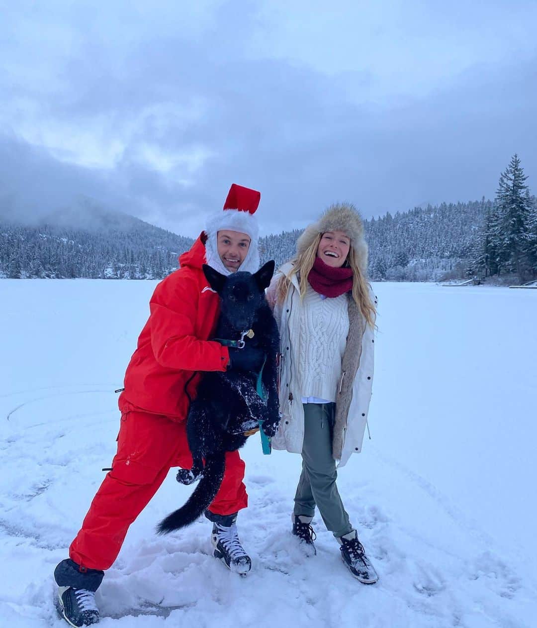 ジェイミー・アンダーソンのインスタグラム：「Luna’s first Christmas!Sending you all the holiday love and joy! ❤️」
