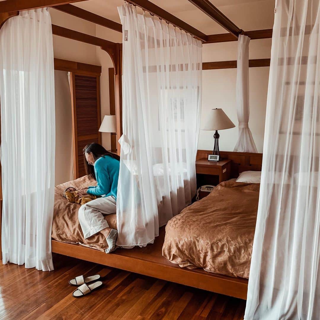 長嶺菜菜子さんのインスタグラム写真 - (長嶺菜菜子Instagram)「#ゆっくりした時間﻿ @kanucha_resort  ﻿ チェックアウトまでのくつろぎタイム。﻿ ﻿ 初めてのベビー連れてのホテル宿泊。﻿ 何事も初めてでバタバタしてて﻿ けど楽しくて。﻿ ﻿ #初めてのお泊まり﻿ にカヌチャを選んで良かった。﻿ ﻿ ─︎─︎─︎─︎─︎─︎─︎─︎─︎─︎﻿ ﻿ #沖縄﻿ #沖縄リゾートホテル﻿ #カヌチャは街だ ﻿ #カヌチャリゾート ﻿ #ウェルカムベビーのお宿﻿ #子供に優しいホテル﻿ #カヌチャリアンアンバサダー﻿ #たわいもない時間﻿ #子供との時間﻿ ﻿」12月26日 10時34分 - na7co0422