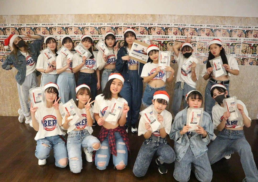 RENA のインスタグラム：「私のクリスマスは１週間続きましたw🎄🎁 ． 本校宮崎校共に全クラスライブ配信🌟 ． 写真は私が本校で担当している9クラスの皆と🤍  今は毎日ダンス頑張ってもステージやお客さんの前でパフォーマンス出来ないから、コロナ禍でも披露出来る場所を作りたくて今回本校宮崎校全クラスライブ配信をさせてもらいました。 ． 出れなかった子達もたくさんいたけど楽しい時間をありがとうございました✨ ． 今日はスタジオの大掃除🧹🧼 ． 今月はいつもの仕事に＋して、システム移行に伴う事務作業と抽選会と全レッスンのライブ配信でとにかく忙しくて本当に大変だったけどなんとか乗り越える事が出来た😵  しっかり最後まで仕事を終わらせてそれからゆっくり休みたいと思います❄️  ライブ配信に参加してくれたレッスン生の皆、応援してくれた保護者の皆様やお友達、インストラクターの皆様、ありがとうございました❤︎  #livestreaming #dancescjhool #christmas2020 #dancers #endofyear #kidsdance #athlete #ダンススクール #ライブ配信 #年末 #クリスマスパーティー」