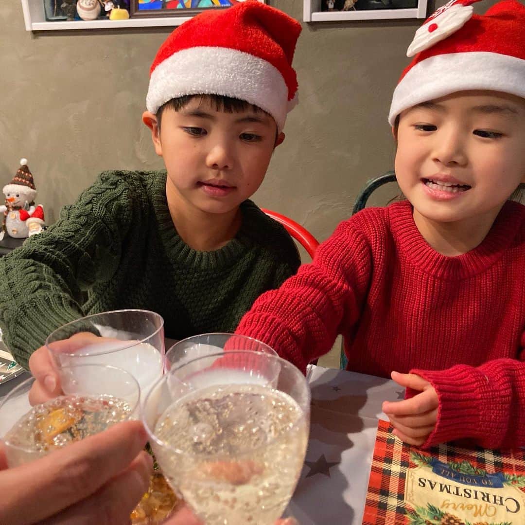 大西宏明のインスタグラム：「クリスマスは家族団欒✨✨  笑ぎゅう🥩 年内の営業❗️残り3日間となりました🤗 ラストスパート⭐️ 21時までですが皆様に 美味しい.笑顔.幸せをお届けできる様✨全力でお待ちしてます♪♪♪  #クリスマス #12月25日 #家族団欒 #自宅ご飯 #クリスマスプレゼント  #鬼滅の刃 #日輪刀 #ニンテンドースイッチ  #ソフト #いっぱいあった #サンタ さん #お疲れ様でした #クリスマスツリー  #メリークリスマス #クリスマスパーティー  #プレゼント #笑ぎゅう #ラストスパート #焼肉 #大阪グルメ  #お肉大好き  #心斎橋グルメ  #焼肉好きな人と繋がりたい  #smile #ほなっ！！」