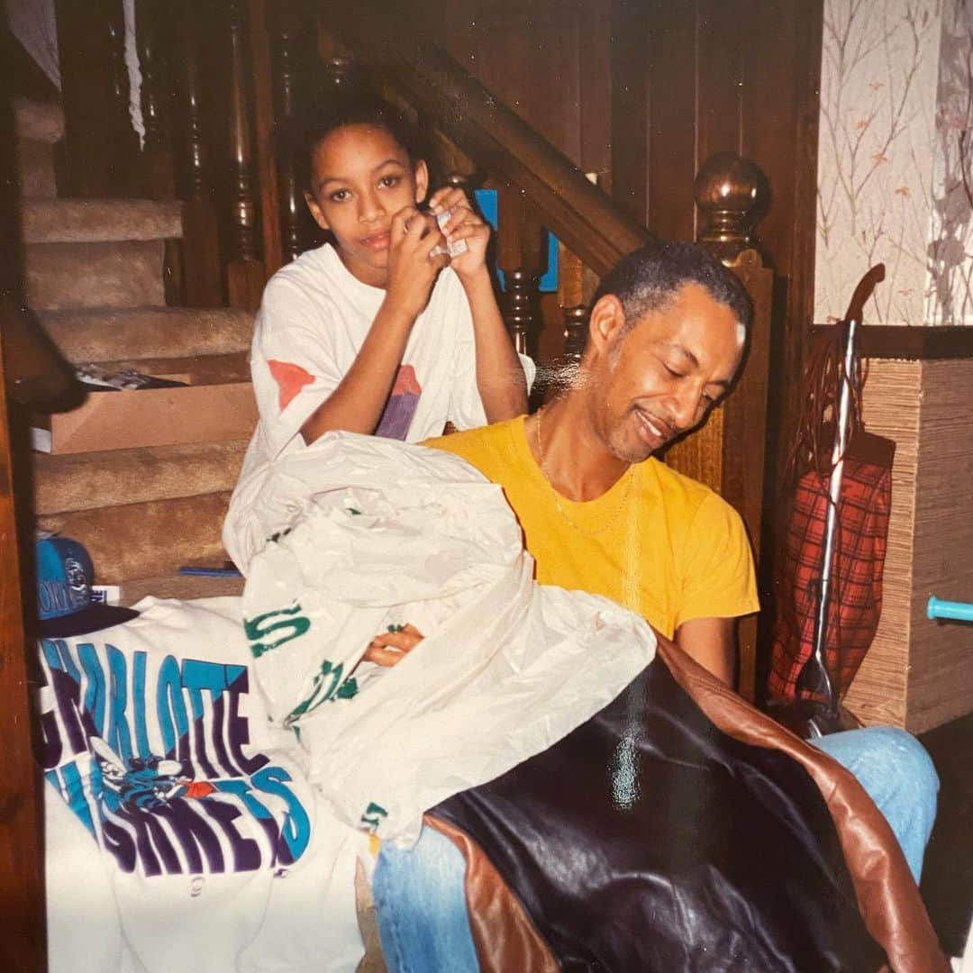 ケリー・ヒルソンのインスタグラム：「A Christmas Memory.  Life has a way of showing you what’s important, and it ain’t the Wilson’s Leather or the Starter gear in this pic. 💝🙏🏾 Merry Christmas!」