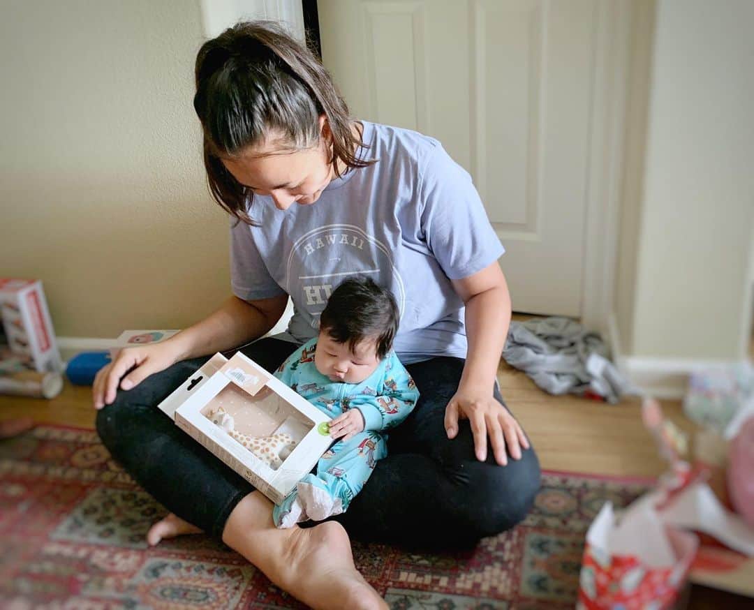 エリナ シルカのインスタグラム：「Merry Christmas 🎄 watching the kids’ faces light up when they open their presents is the best part 🥰💕 メリークリスマス！今年はサンタやアイオワの親戚とかからプレゼントが沢山！双子の笑顔がもうたまらん。 そしてるーちゃん(ソフィー)はキリンのソフィーの初コラボ🦒」