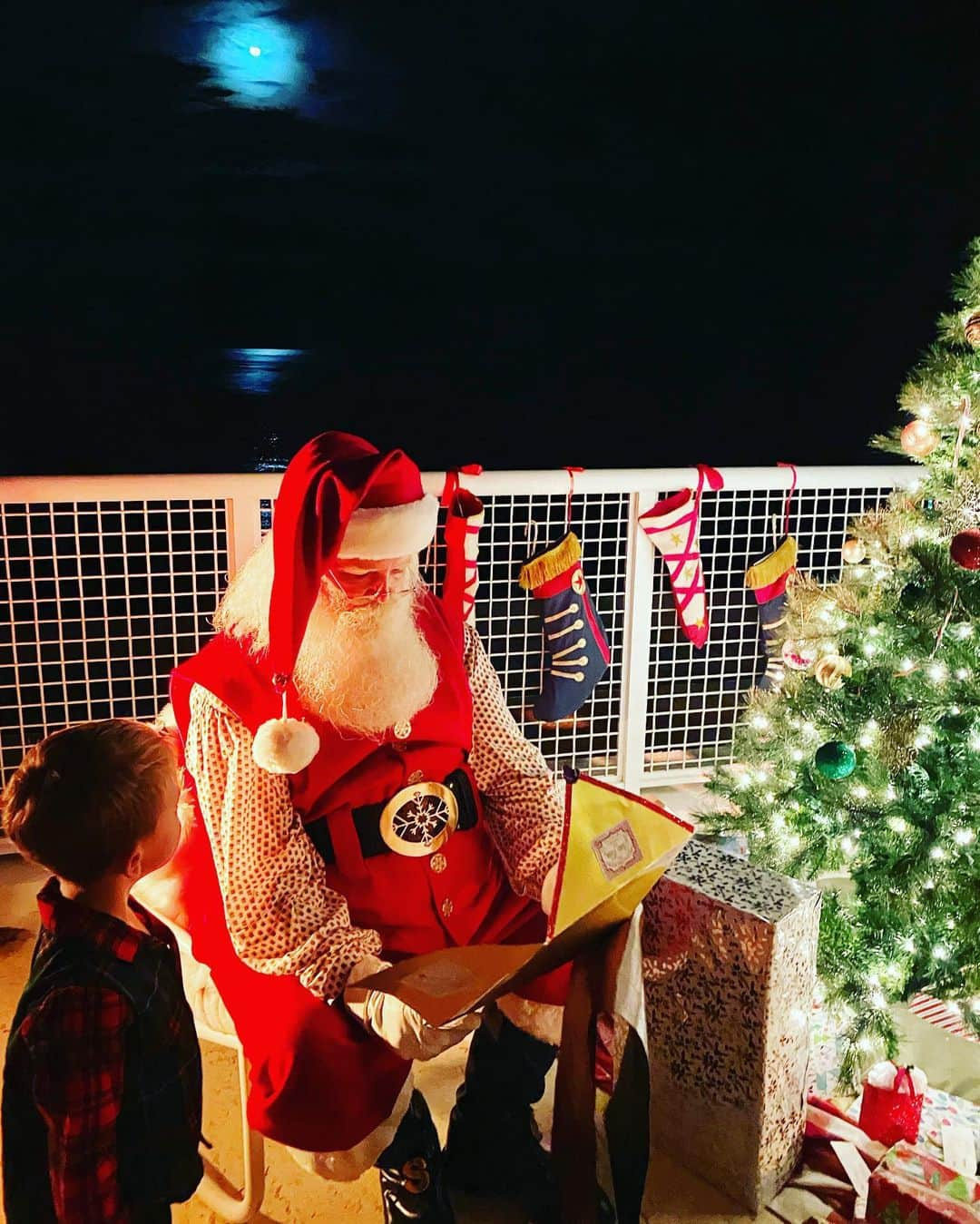 Elizabeth Chambers Hammerさんのインスタグラム写真 - (Elizabeth Chambers HammerInstagram)「We caught Santa last night and it was pure magic ✨」12月26日 10時50分 - elizabethchambers