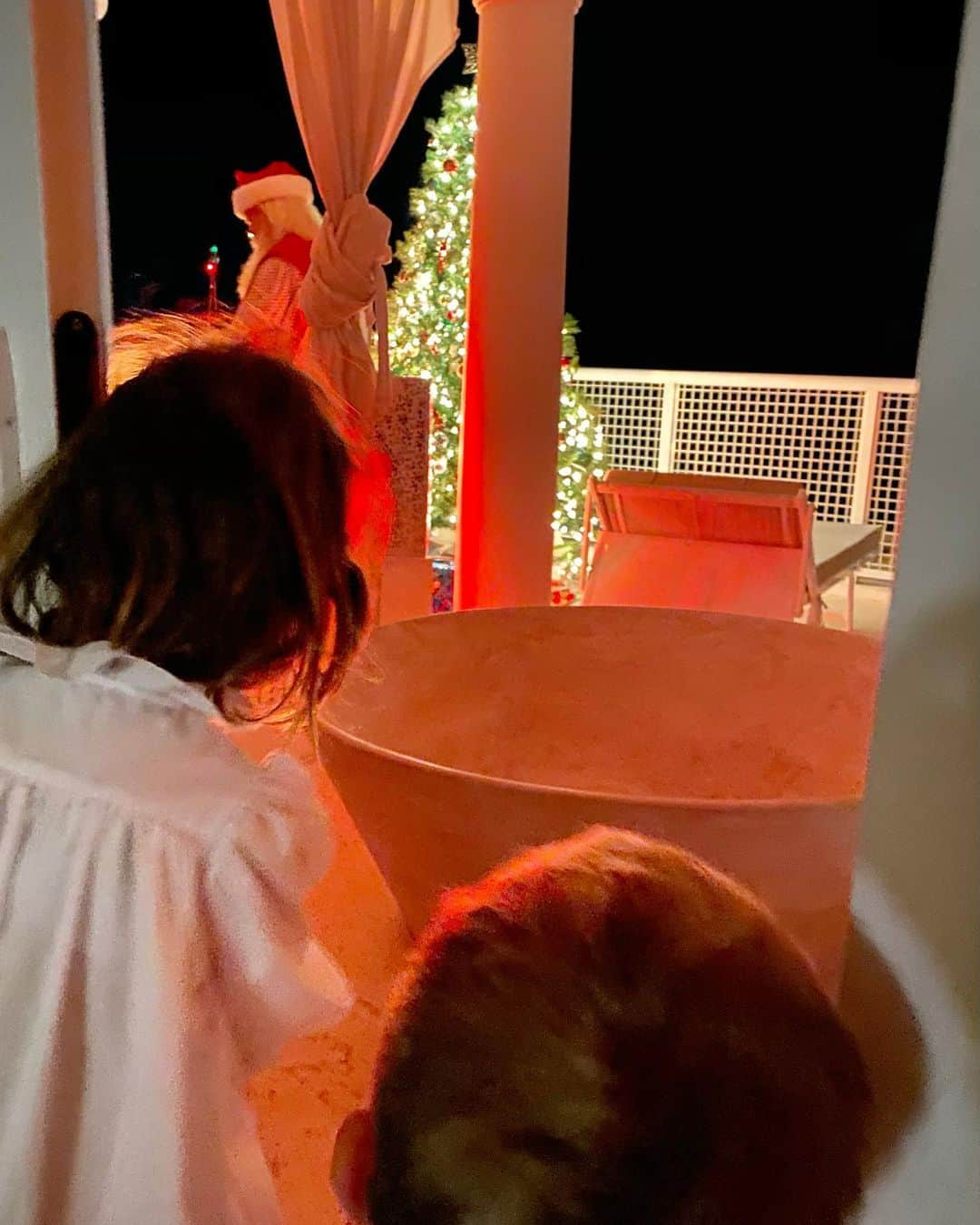 Elizabeth Chambers Hammerさんのインスタグラム写真 - (Elizabeth Chambers HammerInstagram)「We caught Santa last night and it was pure magic ✨」12月26日 10時50分 - elizabethchambers