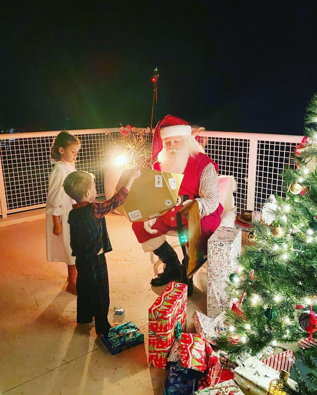Elizabeth Chambers Hammerさんのインスタグラム写真 - (Elizabeth Chambers HammerInstagram)「We caught Santa last night and it was pure magic ✨」12月26日 10時50分 - elizabethchambers