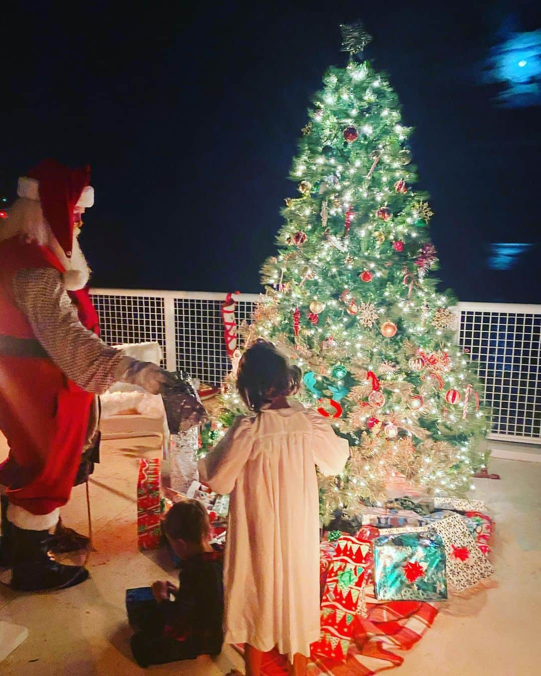 Elizabeth Chambers Hammerさんのインスタグラム写真 - (Elizabeth Chambers HammerInstagram)「We caught Santa last night and it was pure magic ✨」12月26日 10時50分 - elizabethchambers