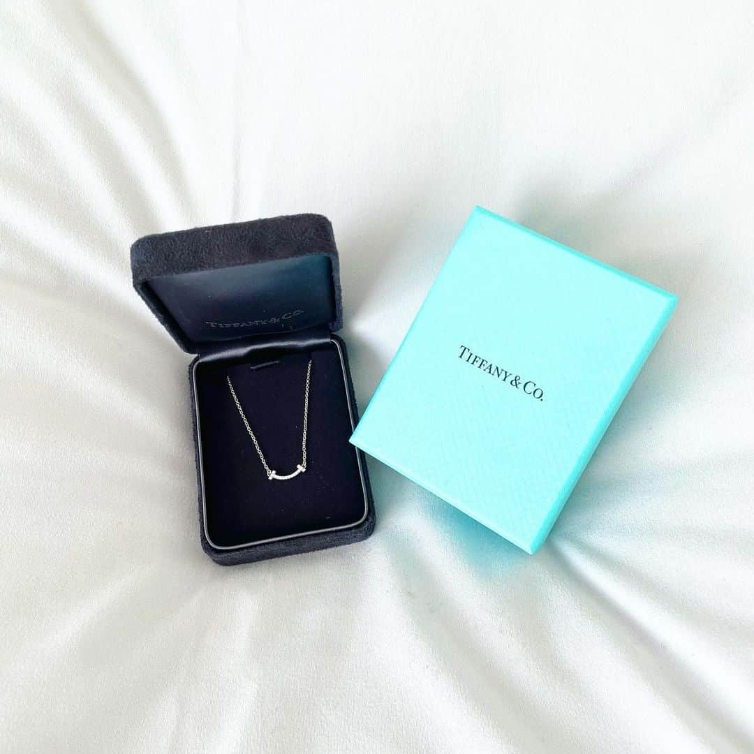 のインスタグラム：「* 🎅🎁❤️﻿ ﻿ ティファニーTスマイルのネックレス﻿ 華奢でキラキラしててめちゃ可愛い🤍👗﻿ ﻿ ﻿ #tiffany  #tiffanyt  #ティファニー #ティファニーt #ティファニースマイル  #サプライズプレゼントセンス🙆‍♀️ #クリスマスプレゼント🎄 #サンタさんありがとう🎅」