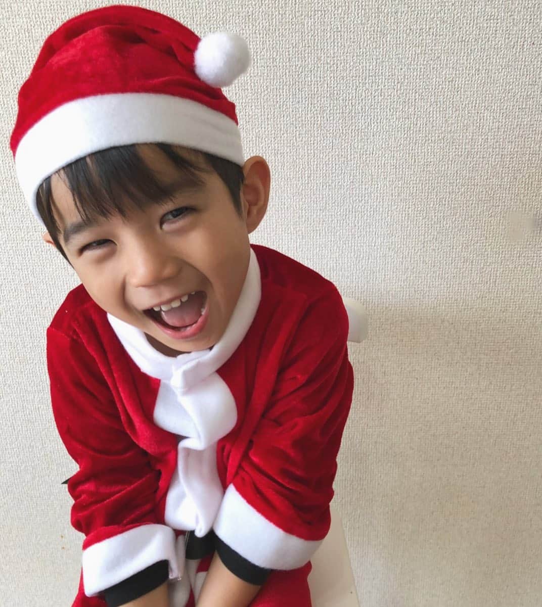 猪村有希のインスタグラム：「クリスマスパーティー 楽しんできてね〜🎅🏻🤍  #男の子ベビー #男の子ママ #福岡ママ #2歳差兄弟  #2歳差育児 #クリスマスパーティー」