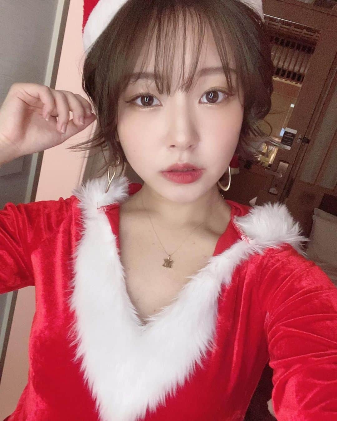 友田紗季のインスタグラム：「しっかりサンタさんしてきたよ〜🎅 みんなはどんなクリスマスだった？😘 #ミニスカサンタ  #クリスマス」