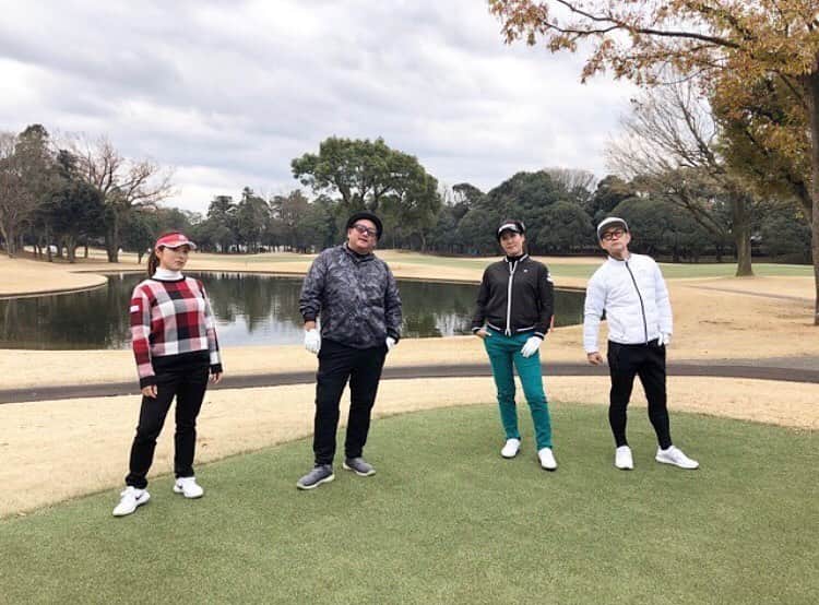 のインスタグラム：「先日、RYOJIさん、黒田カントリークラブさん、真未ちゃんと一緒に久しぶりのラウンド⛳️しました😌 クラブチャンピオン🏆もとったことのあるRYOJIさんは、後半パープレーでのラウンド‼︎‼︎ クロカンさんはスタートから2連続パー‼︎ ショートではニアピンも‼︎ まみちゃんバーディーラッシュ‼︎ そしてやはり面白さが天才でした😊 本当に楽しかったです☺️ ありがとうございました😌 写真はケツメイシさんのジャケット風に撮ってみました📸 #ゴルフ」