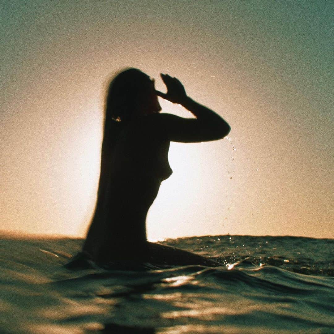 フェリシティー・パルマティアーのインスタグラム：「Skin Deep out now.   Link in bio.   Frame grab: @rickrifici」