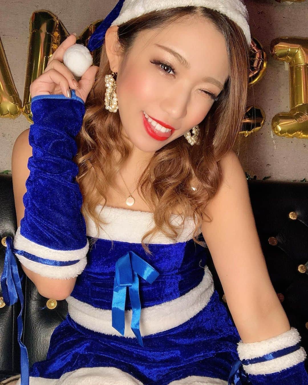 のインスタグラム：「今日は青サンタさんでした💙 沢山の方と一緒に過ごせて、とっても楽しいクリスマスでした🎅💙 . プレゼントも沢山で美味しいお酒も嬉しいチップも、そしてこれでもかってくらいのちょっとぶっ倒れるぐらいの鬼セトリも 全部全部今年のクリスマスの思い出です😌 ヤバイ納めに来てくださる方も沢山で嬉しかったありがとう🥰 . さて今日はあいりの1周年イベントです！えっちいSPショー一緒に踊らせてもらうので、ぜひそちらも楽しみにしててくださったら嬉しいです🤍 . . さてこれから帰ります🚶‍♀️笑 . . #メリークリスマス #merrychristmas  #エンタメ活動を止めない  #バーレスクヤバイ #バーレスク東京 #パリオン #セクシー #ショーガール #ダンサー #バーレスク #エロカワ #モデル #むちむち女子 #ギャル #水着女子 #インスタ映え #えちえち #クリスマス #サンタコス #コスプレ #サンタコス #かきあげ前髪 #巻き髪ロング  #burlesquetokyo #burlesque #dancer #showgirl #instagood #christmas #cosplay #selfie」