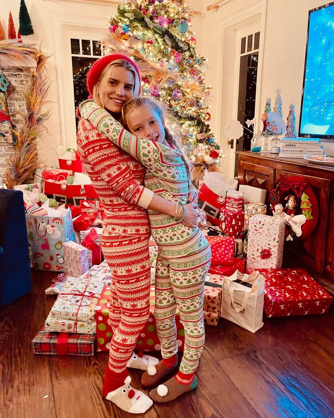 ジェシカ・シンプソンのインスタグラム：「Christmas pajama twins #MAXIDREW」